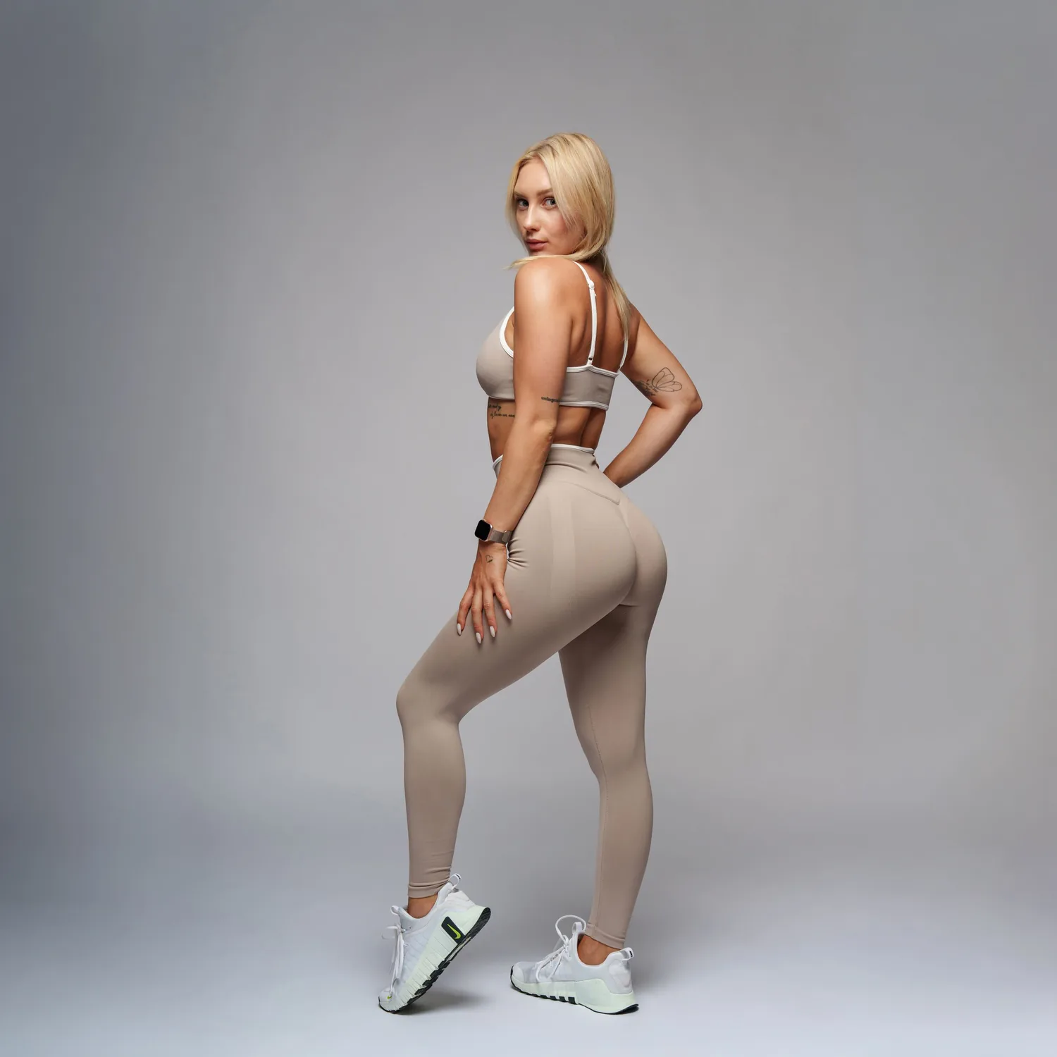 Set deportivo MAYA Equilibrio Beige, legging y bra activewear para mujer, vista 2
